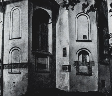 Полоцк. Софийский собор. апсиды, серед. XI в. Вид с юго-востока. Значительный культурный слой скрывает нижнюю часть апсид с поясом расчленяющих их стены ниш. Видимые на снимке нижние ниши были окнами, на центральной апсиде находилось три окна, на боковых - по одному. Выше окон проходит еще один ряд ниш, над которым, вероятно, в каждой апсиде находилось еще по одному окну.