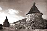 Илл. 43.  Белая и Прядильная башни. Вид с юга.
