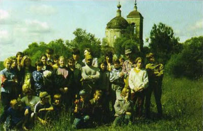 Участники раскопок поселений Николо-Перевоз на р. Дубна. 1993 г. 