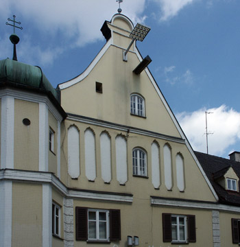 Готические ниши на средневековом здании в Динголфинге (Германия). 