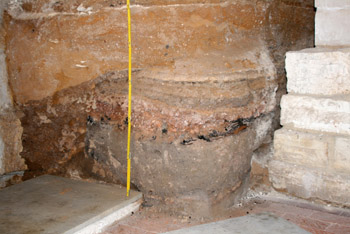Спорный археологический объект в раскопе под алтарной частью Спасского собора.