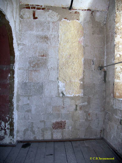 Западное прясло южной стены церкви Бориса и Глеба. Вид с хор.