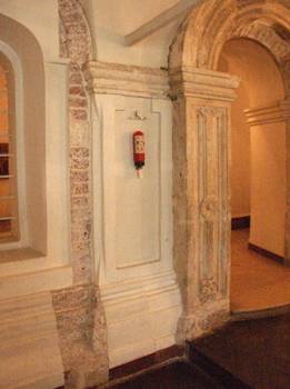 Декорированная филенками южная стена Успенской церкви в Слободе.