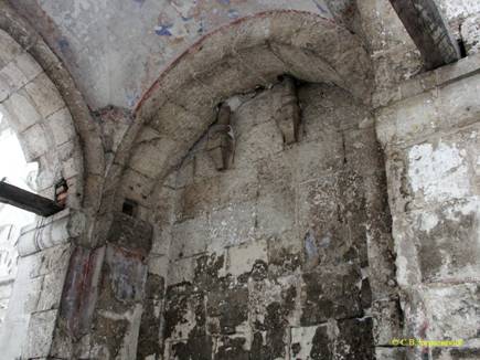 Перекрытый аркатурно-колончатый пояс в месте примыкания арки под северным переходом к стене церкви Рождества Богородицы в Боголюбове.