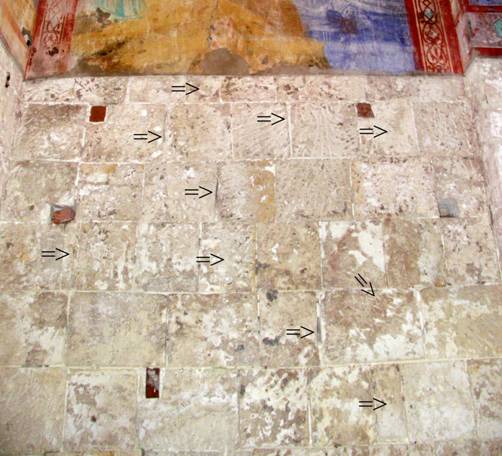 Фрагмент западной части северной стены церкви Рождества Богородицы. Вид из интерьера. Стрелками обозначены следы перелицовки.