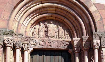 Портал церкви Петра и Павла в Зигольсхайме (Sigolsheim), Эльзас (Alsace), Франция.