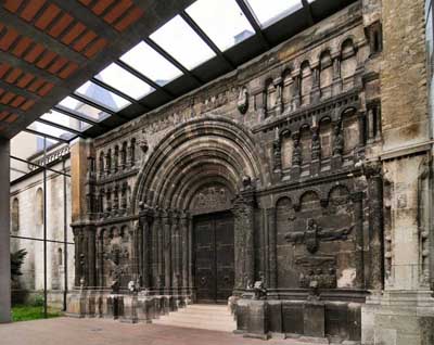 Фасад «Шотландской» церкви св. Якоба в Регенсбурге (Regensburg), Германия.