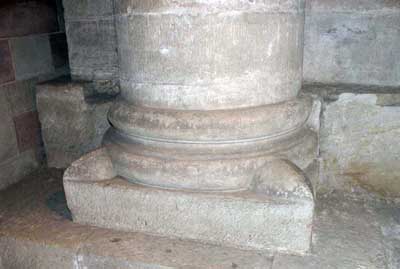 База колонны в крипте собора в Шпейере (Speyer), Германия.