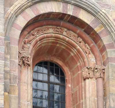 Окно собора в Шпейере (Speyer), Германия.