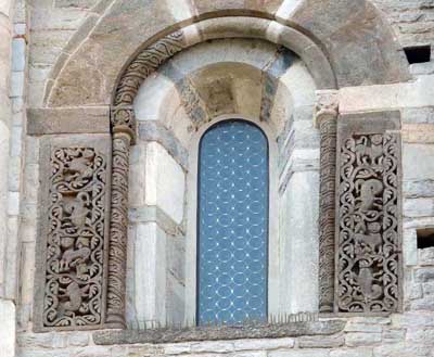 Окно церкви Сан-Аббондио в Комо (Como), Италия.