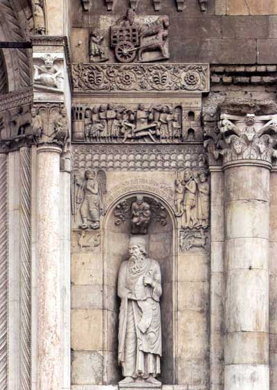 Фрагмент декора церкви в Фиденце (Fidenza), регион Эмилия-Романья (Emilia-Romagna).