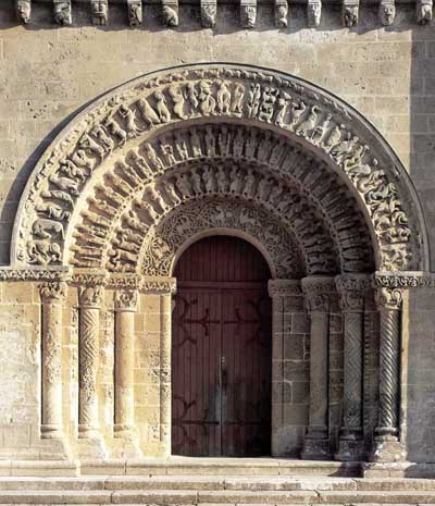 Портал церкви св. Петра в Оне-де-Сентонж (Aulnay de Saintonge), департамент Приморская Шаранта (Charente-Maritime), Франция.