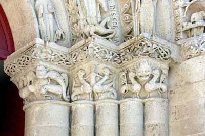 Фрагмент декора церкви св. Петра в Оне-де-Сентонж (Aulnay de Saintonge), департамент Приморская Шаранта (Charente-Maritime), Франция.
