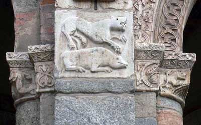 Фрагмент декора собора Сан-Амброджо в Милане (Milano), Италия.