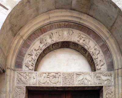 Фрагмент декора городского собора в Модене (Modena), Италия.