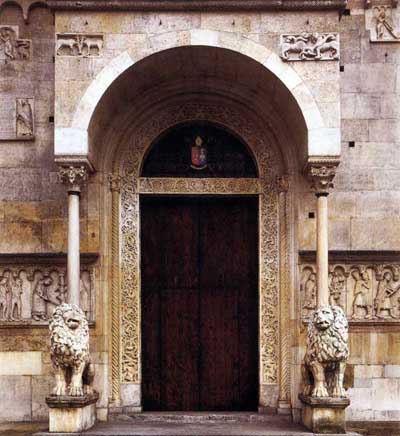 Портал городского собора в Модене (Modena), Италия.