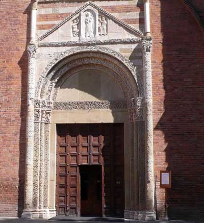 Портал церкви Сан-Пьетро-ин-Чьель-д’Оро в Павии (Pavia), Италия.