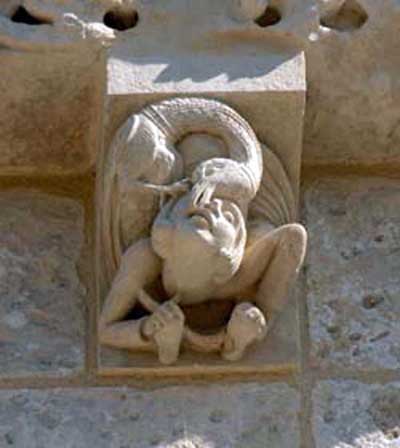 Фрагмент декора церкви св. Петра в Фонтен д’Озийяк (Fontaines d’Ozillac), департамент Приморская Шаранта (Charente-Maritime), Франция.