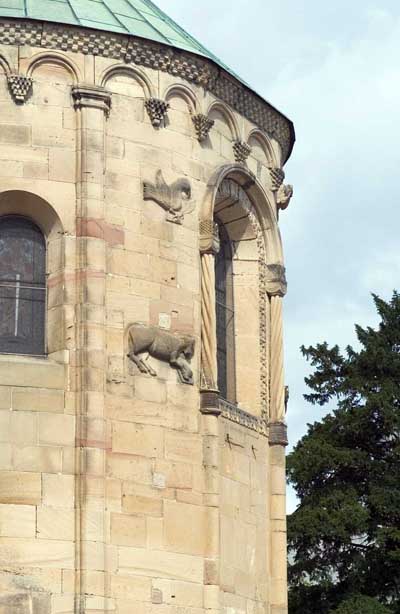 Фрагмент декора церкви в Розхайме (Rosheim), Эльзас (Alsace), Франция.