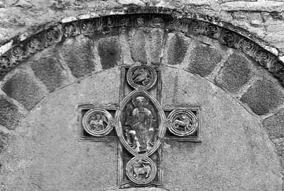 Фрагмент декора церкви Санта-Мария-де-Валлеспир в Арль-сюр-Теш (Arles-sur-Tech), департамент Восточные Пиренеи (Pyrenees-Orientales), Франция.