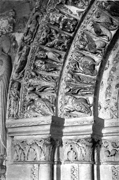 Фрагмент портала церкви Сен-Ур в Лоше (Loches), департамент Эндр и Луара (Indre et Loire), Франция.