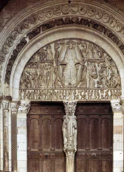 Портал церкви в Отоне (Autun), департамент Сона и Луара (Saône-et-Loire), Франция.