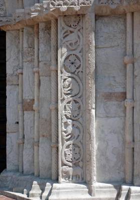 Фрагмент декора фасада церкви Санта Мария делья Пьяцца в Анконе.