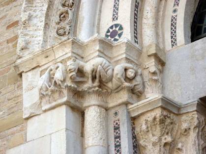 Фрагмент декора главного портала городского собора в Фано, Италия.