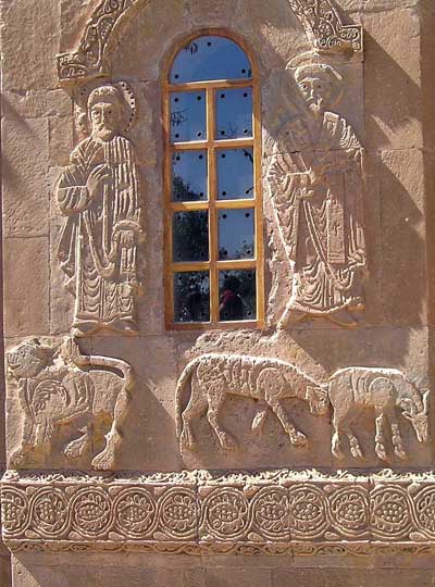 Фрагмент декора храма Святого Креста на острове Ахтамар, Армения. 