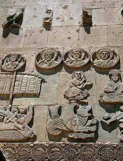 Фрагмент декора храма Святого Креста на острове Ахтамар, Армения. 