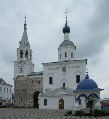 Сохранившиеся части дворца в Боголюбове – лестничная башня и переход на хоры храма.