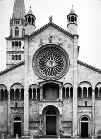 Фасад романского собора в Модене.